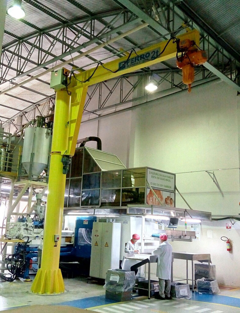 Braço giratório industrial da FERRO Indústria movimentando peças pesadas em oficina.