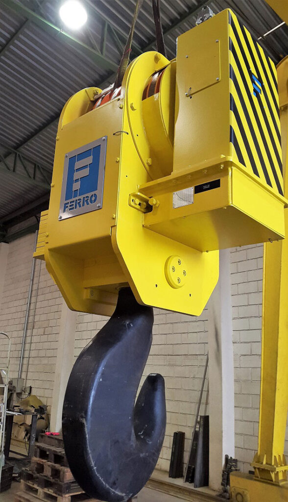 Gancho giratório automático para movimentação de cargas industriais.