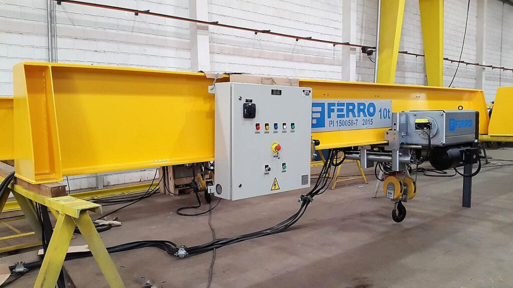 Monovia retilínea industrial transportando cargas pesadas.