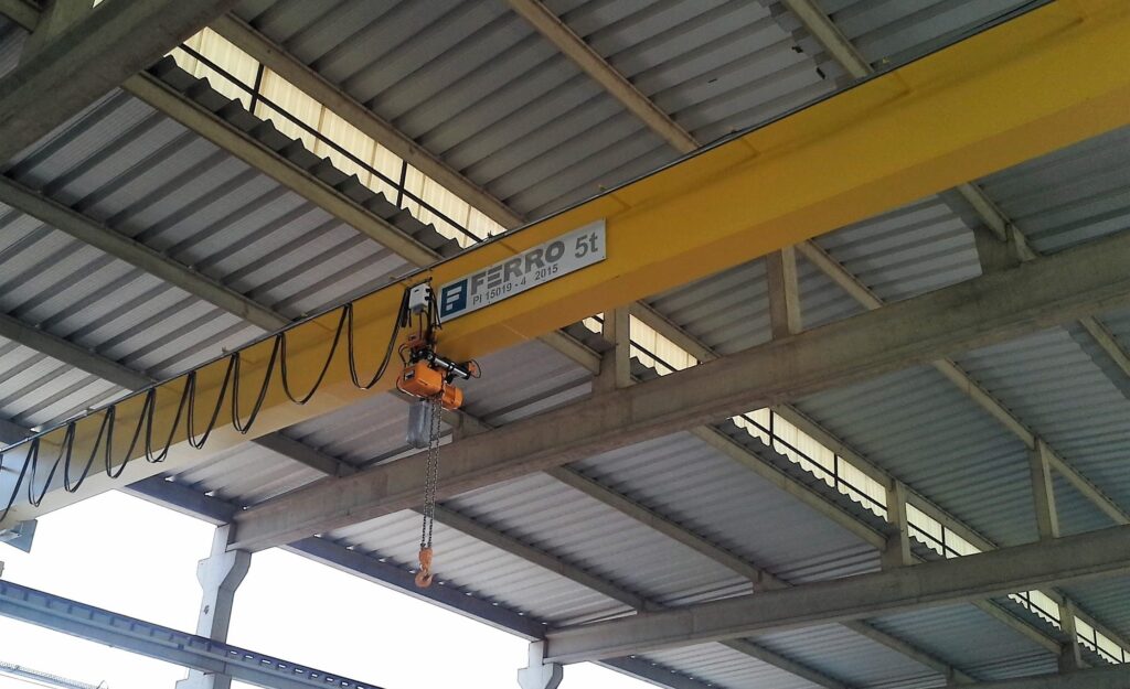 Ponte Rolante Suspensa Instalado No Teto De Um Galpão