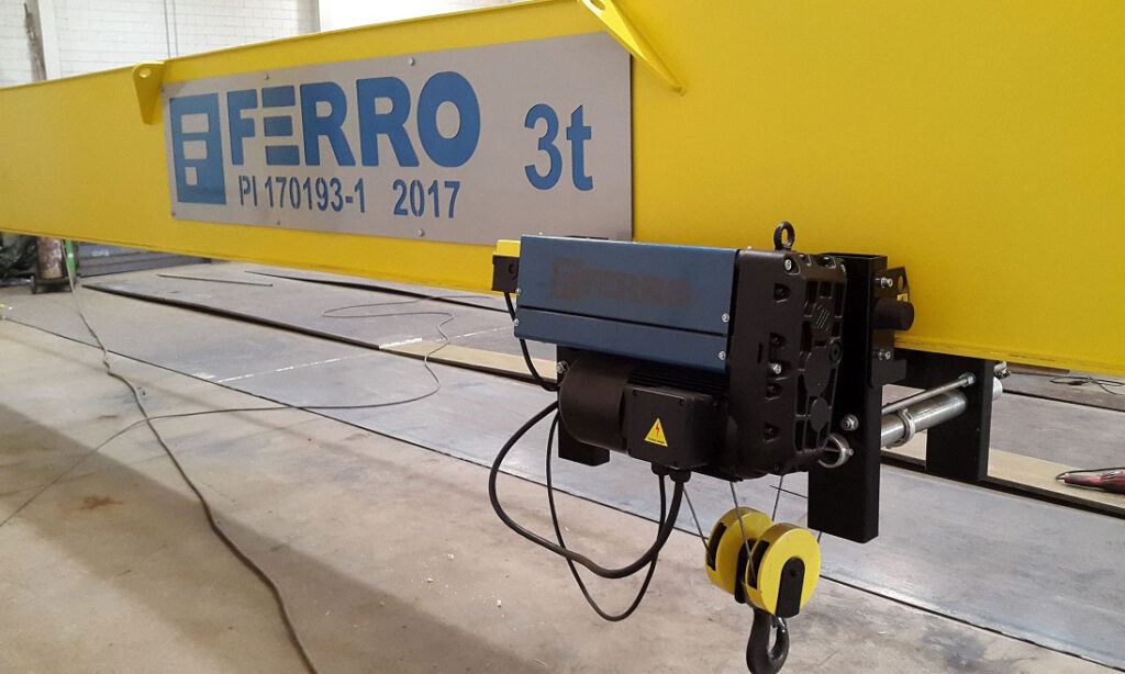 Talha elétrica industrial de 3 toneladas movimentando carga pesada.