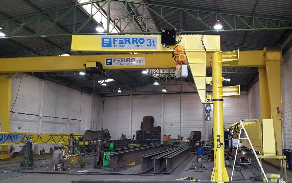 Braço giratório da Ferro Industria sendo utilizado em um galpão.