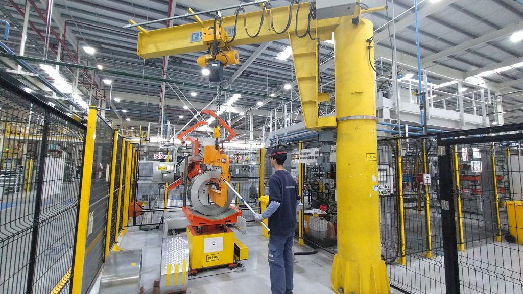 Braço Giratório Industrial Amarelo Para Carga Pesada E Manuseio Seguro